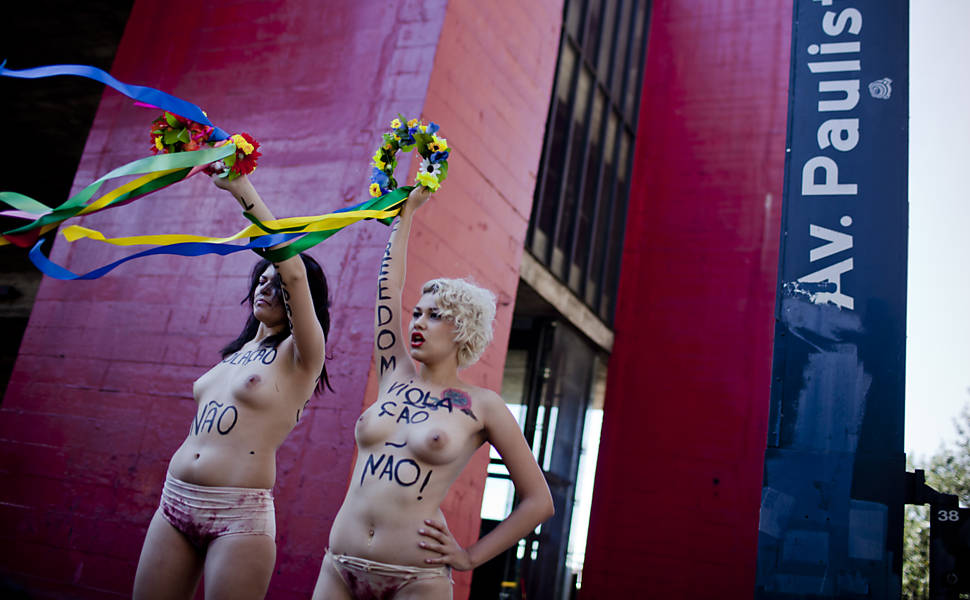 As ativistas do movimento Femen no Brasil, Sara Winter e Bruna Themis, realizam protesto contra proibição do parto em casa, na avenida Paulista Leia mais