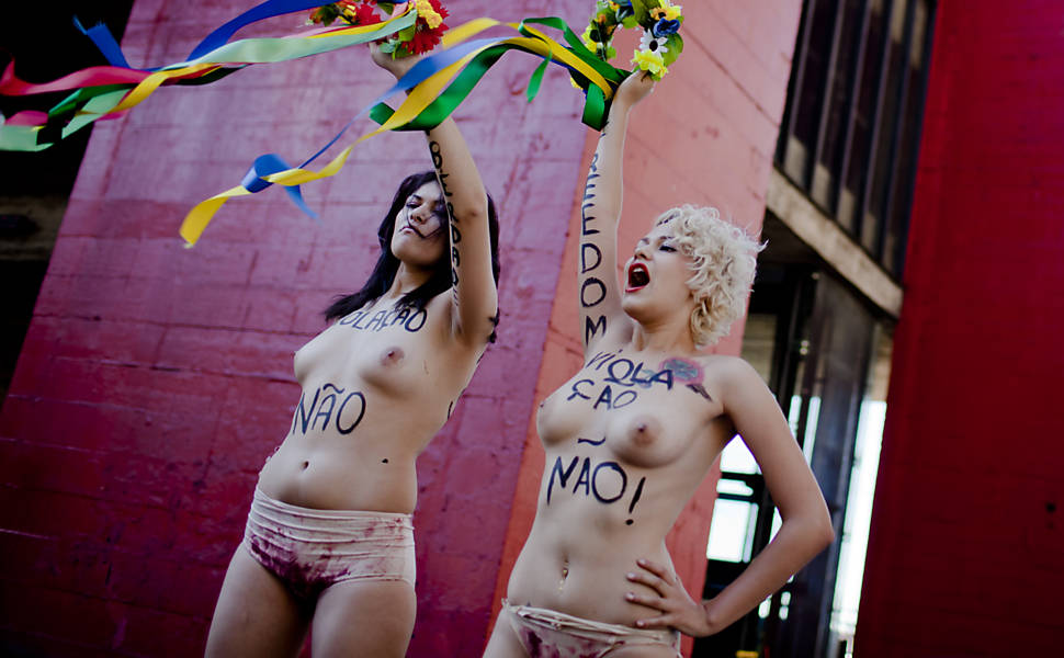 As ativistas do movimento Femen no Brasil, Sara Winter e Bruna Themis, realizam protesto contra proibição do parto em casa, na avenida Paulista Leia mais