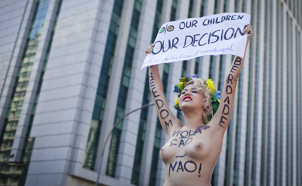 A ativista do movimento Femen no Brasil, Sara Winter, durante protesto contra proibição do parto em casa, na avenida Paulista Leia mais