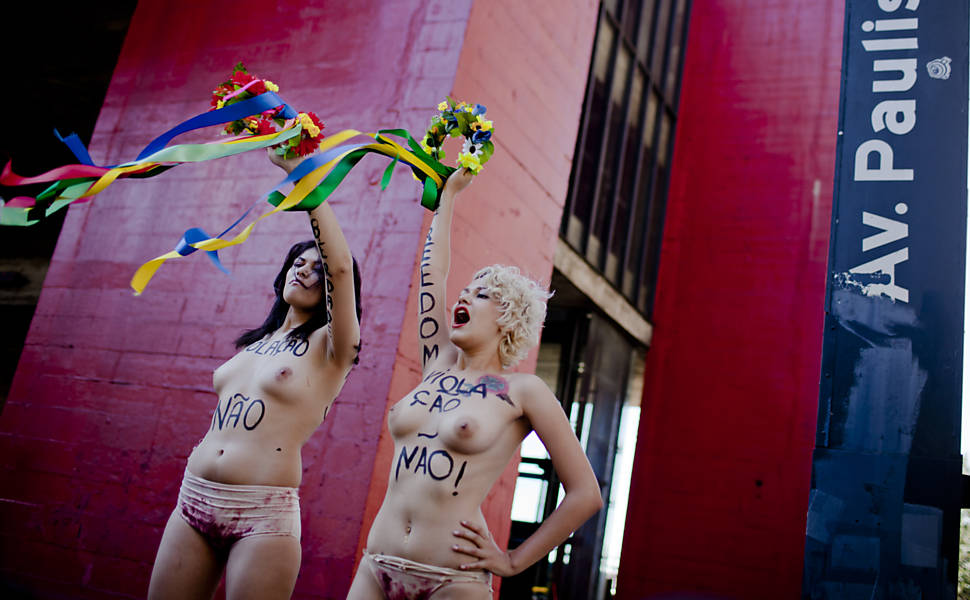 As ativistas do movimento Femen no Brasil, Sara Winter e Bruna Themis, realizam protesto contra proibição do parto em casa, na avenida Paulista Leia mais