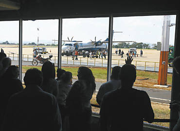 Passageiros observam desembarque da Azul no aeroporto Leite Lopes, em Ribeiro Preto; fluxo de passageiros caiu 7%