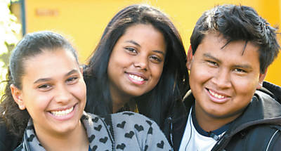 Alunos de escola pblica no Distrito Federal, Danielly Barros, 17, Dexton Pereira, 19, e Naniele Oliveira, 17, pretendem prestar vestibular para medicina
