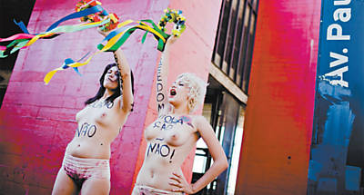 As ativistas do Femen Sara Winter e Bruna Themis, durante protesto na av. Paulista