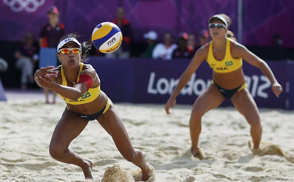 As brasileiras Juliana (à esquerda) e Larissa durante preliminar de vôlei de praia contra a Alemanha Veja o especial dos Jogos Olímpicos