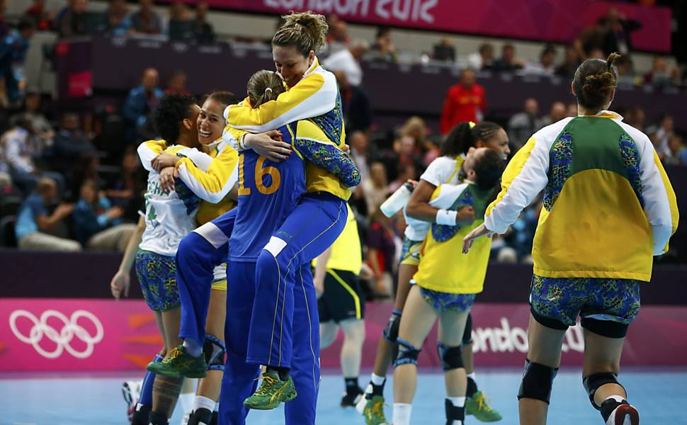 Jogadoras brasileiras comemoram vitória sobre Montenegro em partida preliminar do grupo A de handebol Veja o especial dos Jogos Olímpicos 