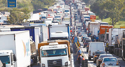 Congestionamento na via Dutra, na altura de Barra Mansa, no Rio; greve de caminhoneiros faz preo de alimentos subir