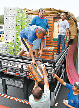 Caminhoneiros na Via Dutra vendem carga de alimentos perecveis durante congestionamento causado por greve