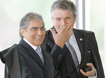 Os ministros Ayres Britto (esq.) e Marco Aurlio Mello conversam no Supremo Tribunal Federal, na vspera do julgamento do mensalo