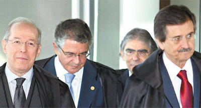 Da esq. para a dir.: Celso de Mello, Marco Aurlio Mello, Carlos Ayres Britto e Cezar Peluso em frente ao STF, em Braslia
