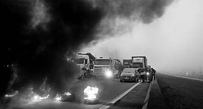 Manifestante queima pneu em protesto de metalrgicos na rodovia Presidente Dutra