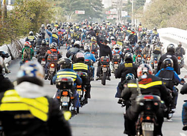 Em ato contra regras, motoboys trafegam pela zona sul de So Paulo; eles passaram pela av. Paulista e marginal Pinheiros