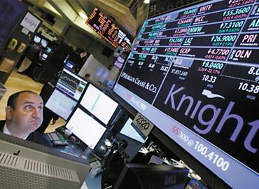 Operador da Bolsa de Valores de Nova York observa painel com aes da Knight Capital, que caram 75% em dois dias