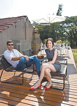 Os arquitetos Loureno Gimenes e Clara Reynaldo em sua casa no Jardim Europa