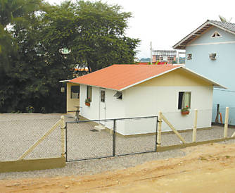 Casa construda em Brusque (SC), possui sistema de aquecimento solar e de coleta e armazenamento da gua da chuva