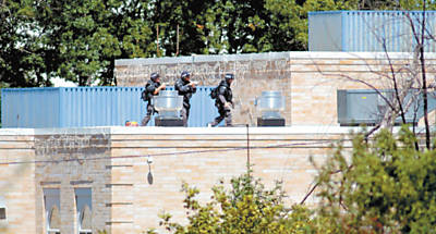 Policiais de elite cercam o templo Sikh em que atirador matou ao menos seis pessoas
