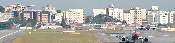 Avio aterrissa no aeroporto de Congonhas, em So Paulo ( esq.), enquanto outros trs fazem fila para decolar ( dir.)
