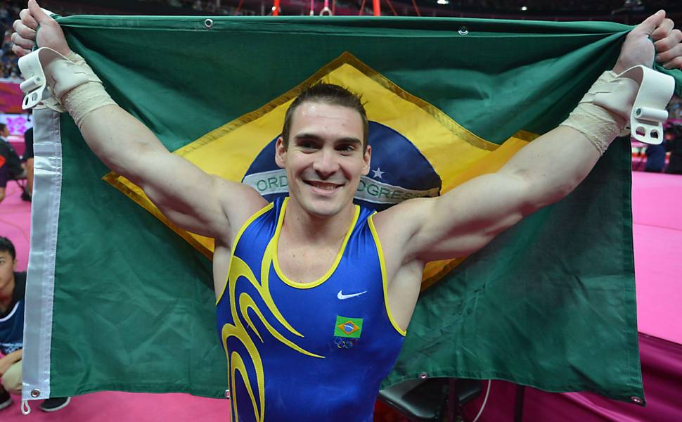 Segundo medalhista de ouro do Brasil em Londres, Zanetti posa com a bandeira do país