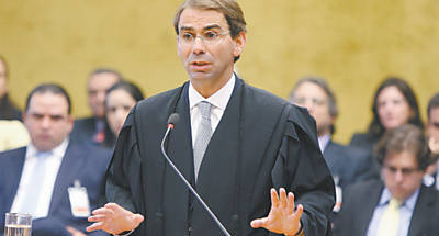 O advogado do Jos Dirceu, Jos Lus de Oliveira Lima, expe sua defesa no plpito do Supremo; ele foi o primeiro a falar