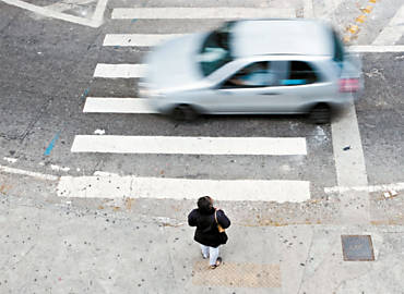Pedestre  desrespeitada por quatro veculos na sequncia em acesso do Minhoco em Santa Ceclia, centro de So Paulo
