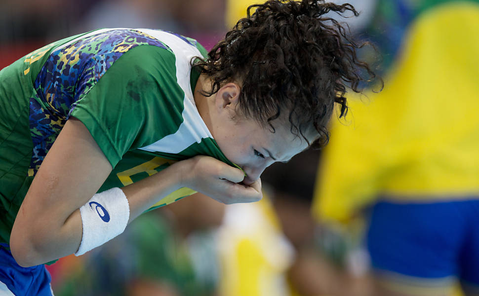 7 de agosto - A jogadora Fernanda Silva chora apos a partida do time feminino de handebol do Brasil que perdeu para o time da Noruega no ginasio Copper Box no Parque Olimpico em Londres