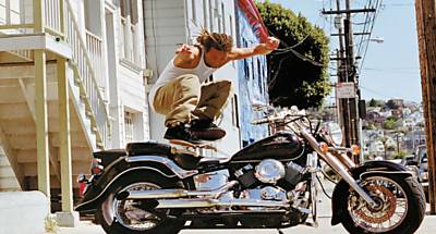 O skatista Nilton Neves desafia a gravidade pelas ruas de San Francisco, nos EUA, em foto de 2006