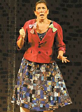 A atriz Lilia Cabral em cena da pea "Maria do Carit"