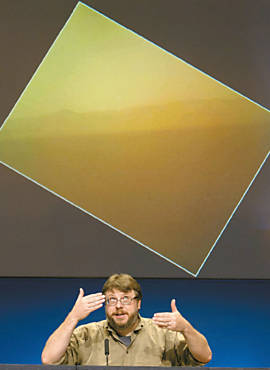 Ken Edgett, responsvel por cmera do jipe Curiosity, mostra primeira foto colorida dele