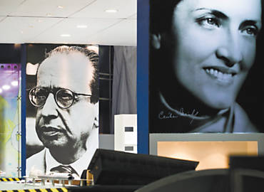 Montagem de estandes da 22 edio da Bienal do Livro de So Paulo, com murais de Manuel Bandeira e Ceclia Meireles
