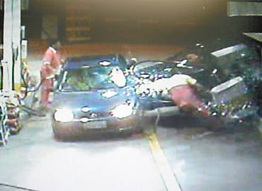 Imagem de circuito interno de TV de posto de gasolina mostra o frentista Carlos Pereira Silva sendo atropelado