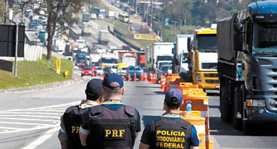 Policiais rodovirios federais fazem operao-padro na Dutra, em Guarulhos