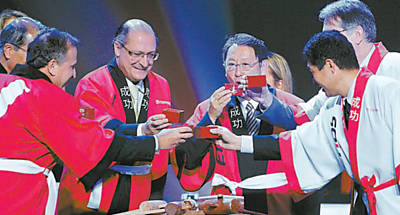 O governador Geraldo Alckmin e o jogador Zico (esq.) brindam com dirigentes da Toyota na inaugurao da unidade