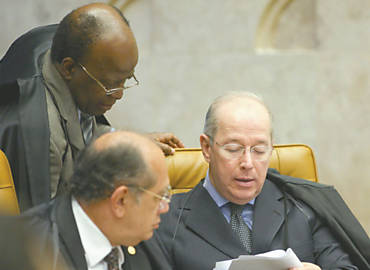 Os ministros Joaquim Barbosa ( esq.), Gilmar Mendes e Celso de Mello no plenrio do STF, durante o julgamento do mensalo