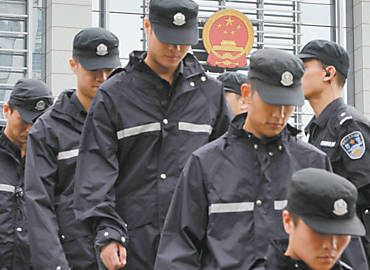 Policiais trocam de turno diante do tribunal em que foi julgada Gu Kailai, mulher do lder poltico Bo Xilai, na China