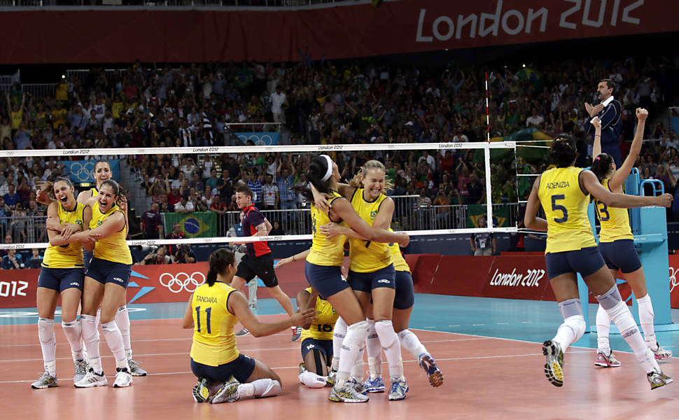 O time brasileiro comemora ao vencer a final do vôlei  Saiba mais sobre a final