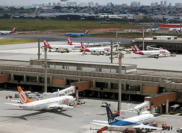 Aeronaves no aeroporto de Cumbica, em Guarulhos; governo estuda criar a Infraero-Par