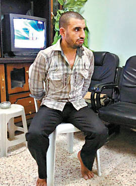 Membro da shabiha detido pelas foras rebeldes na Sria