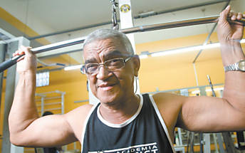 O eletricista Francisco Xagas Silva, 66, se exercita em Belo Horizonte