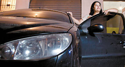 A analista qumica Ana Cristina Rocha com o carro que comprou e que est com dificuldade para pagar