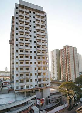 Prdio comercial em construo sobre rea contaminada no Ipiranga, zona sul de So Paulo