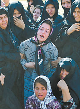 Mulheres iranianas choram por mortos em terremoto que atingiu o vilarejo de Baje Baj
