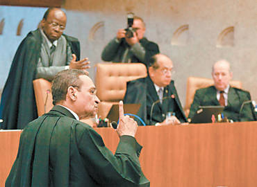 Observado pelos ministros Joaquim Barbosa, Gilmar Mendes e Celso de Mello, o advogado Luiz Corra Barbosa defende Roberto Jefferson, no STF
