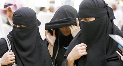 Sauditas visitam uma feira de turismo em Riad, na Arbia Saudita; sociedade ultraconservadora segrega homens e mulheres, que seguem regras rgidas