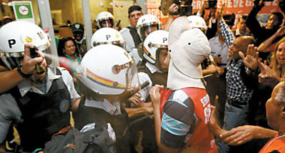 Policial joga gs de pimenta em servidores grevistas do Incra e do Ministrio do Desenvolvimento Agrrio, em Braslia