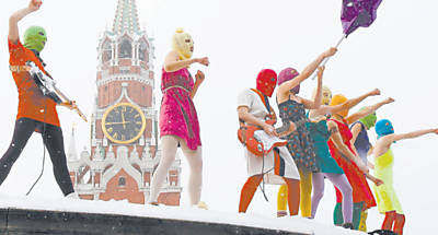 Membros do coletivo Pussy Riot, durante uma ao em Moscou