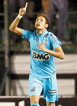 Neymar comemora seu gol, o primeiro do Santos em SC