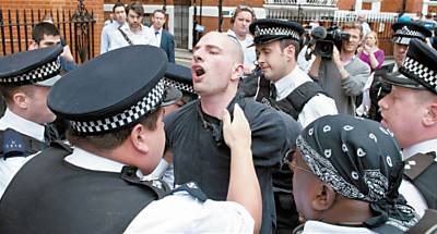 Manifestante pr-Assange  detido em frente  embaixada do Equador em Londres