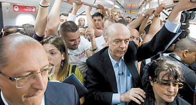 Ao lado de Alckmin, Serra anda de trem, em SP; eleitor disse ao candidato para usar transporte em horrio de pico