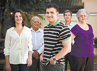 Augusto (no centro) com sua me afetiva, Vivian, os avs maternos, Eloisa e Antonino, e o pai, Manoel (ao fundo)