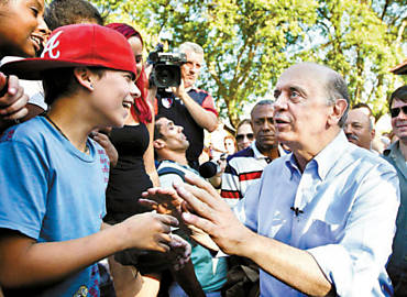 O candidato a prefeito Jos Serra em visita  Vila Guilherme, zona norte de So Paulo