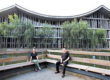 O trabalho de Wang Shu (dir.) com sua mulher, Lu Wenyu, pela arquitetura sustentvel. Um exemplo  a Academia Chinesa de Arte